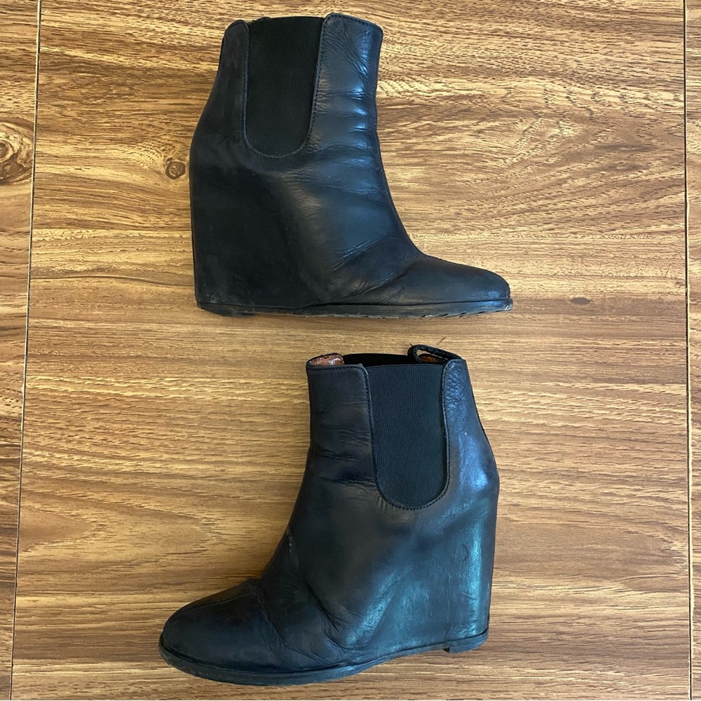Minimarket Wedge Chelsea Boot - Black